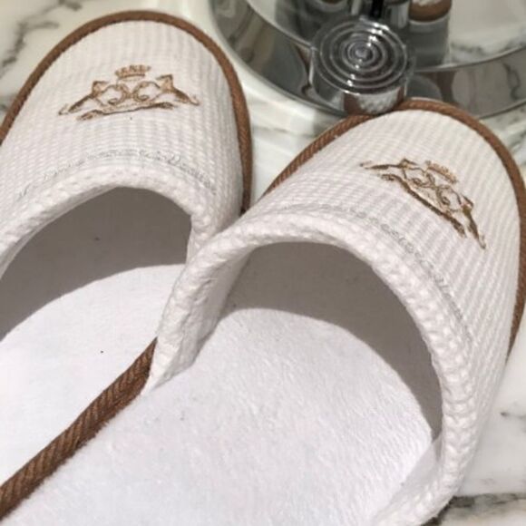 Slippers from Le Meurice Hotel Paris. Mens size M/L. Still in package - Picture 1 of 10